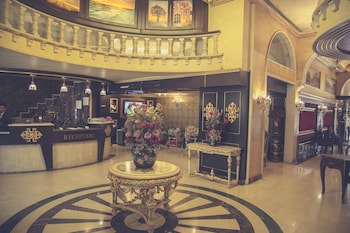 queens suite hotel