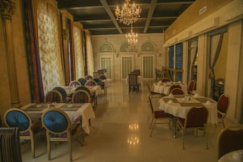 queens suite hotel