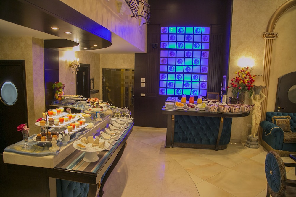 queens suite hotel