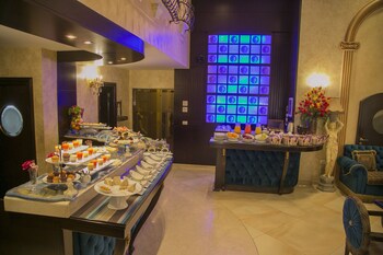 queens suite hotel