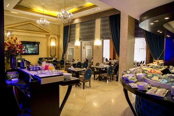queens suite hotel