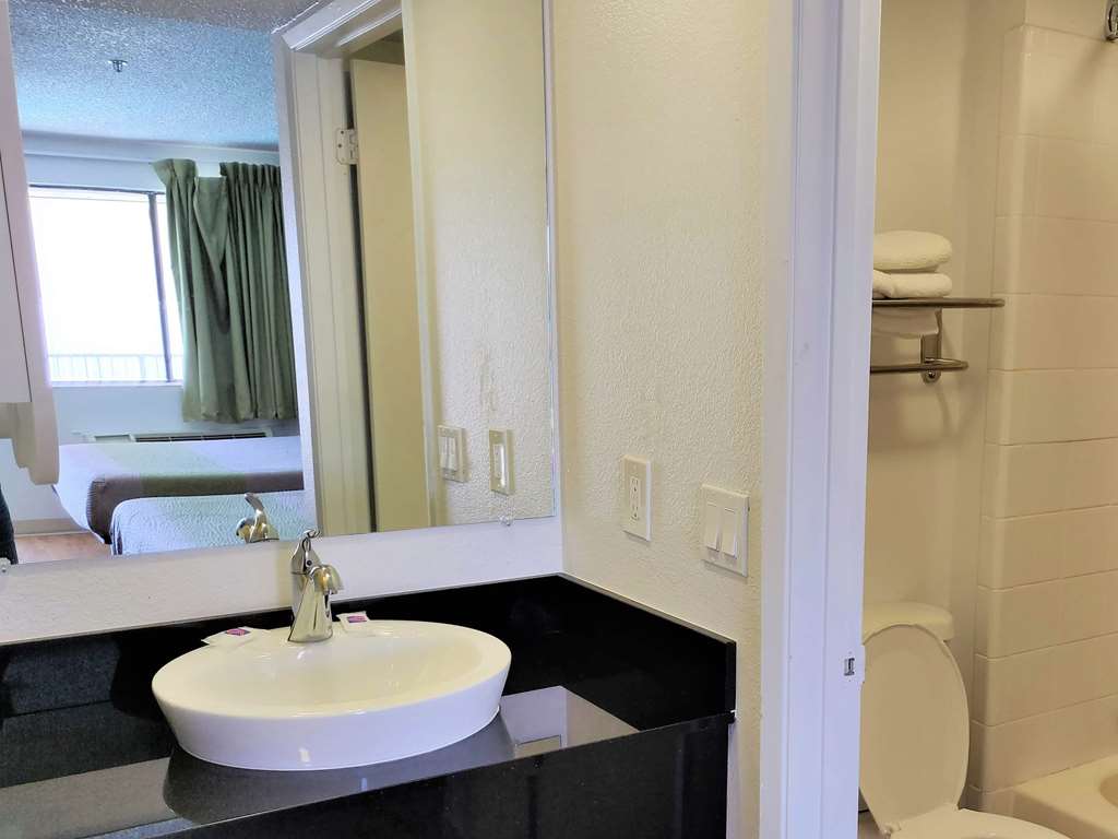 studio 6 fresno ca extended stay