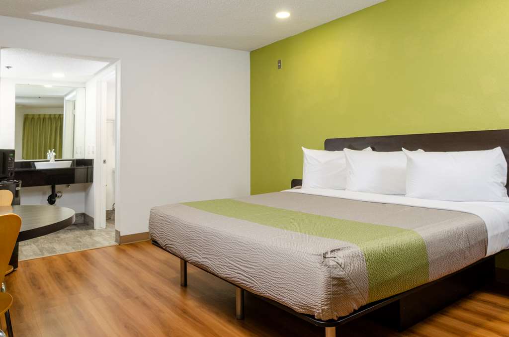 studio 6 fresno ca extended stay