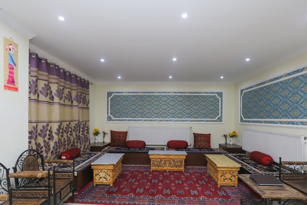 royal holiday leh