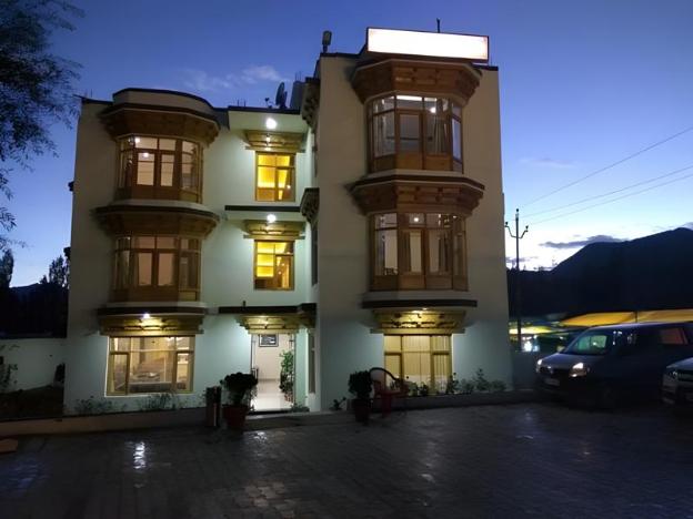 royal holiday leh