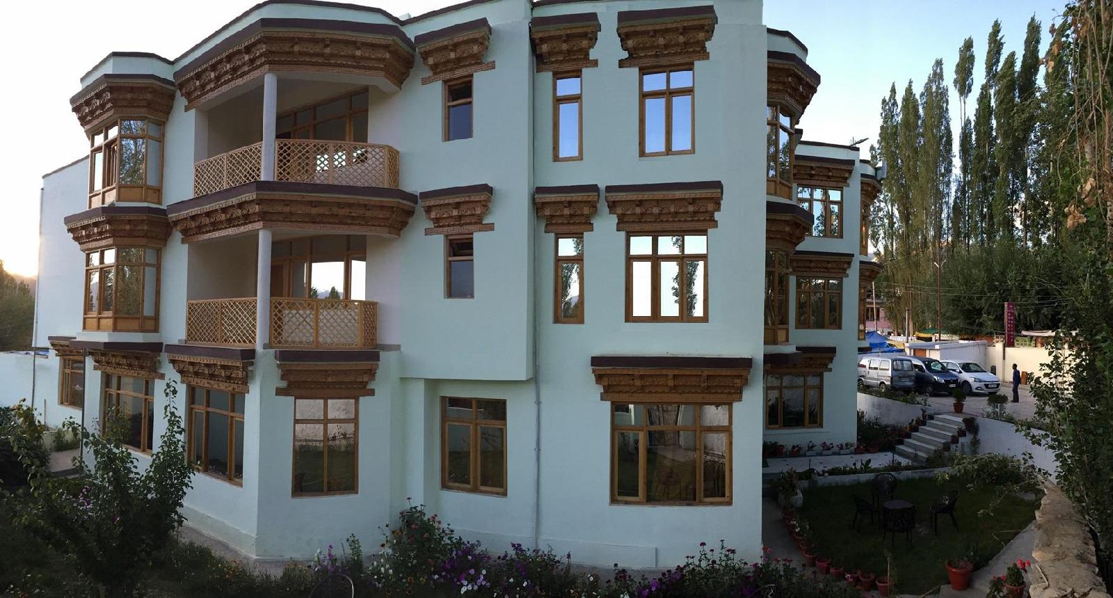 royal holiday leh