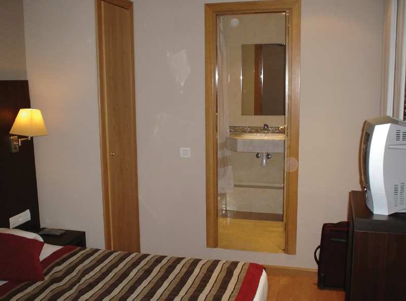 yomo hostal bcn port