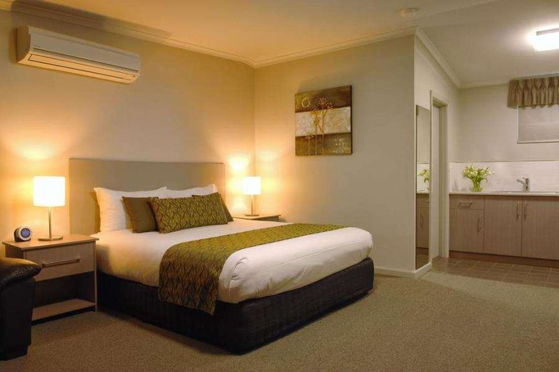 golden chain tower motor inn