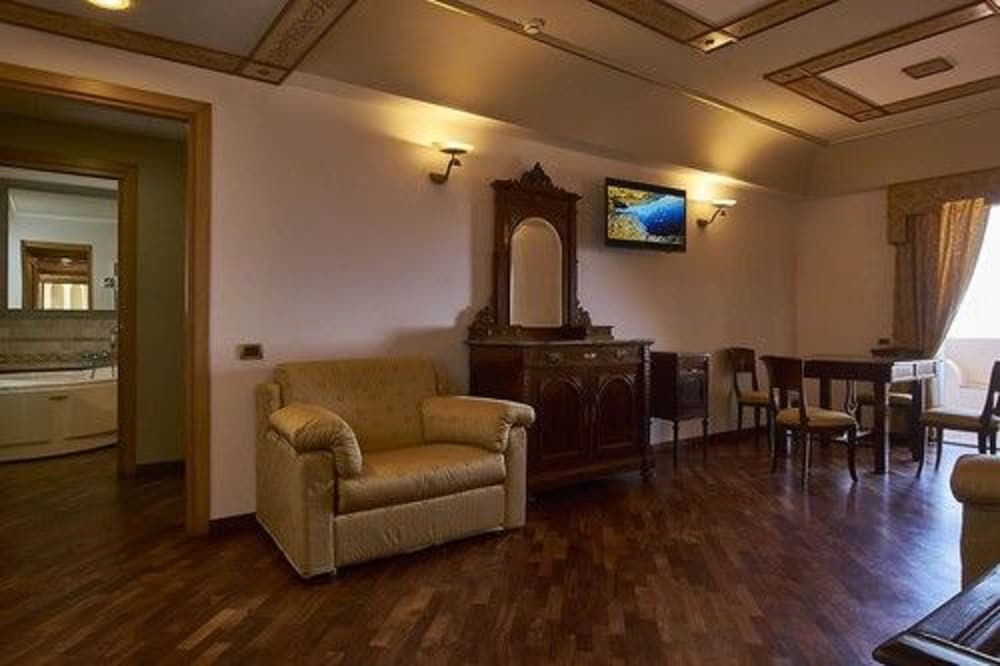 hotel tritone