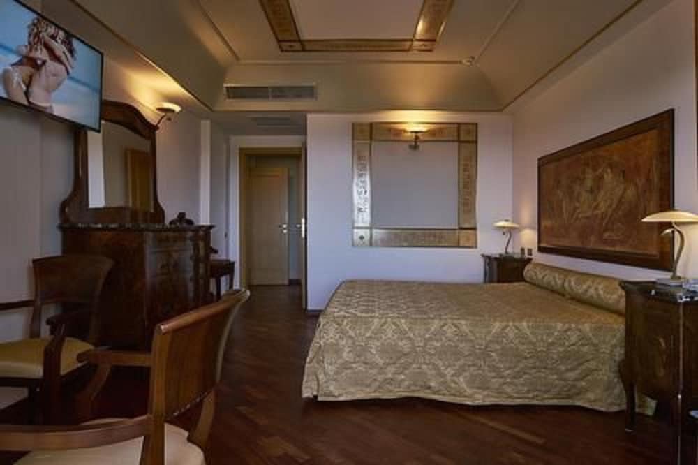hotel tritone
