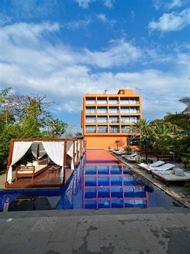 sinq party hotel