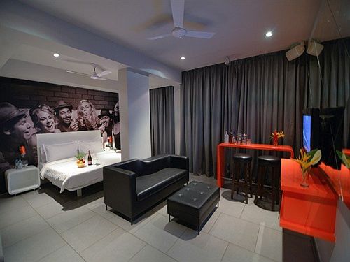 sinq party hotel