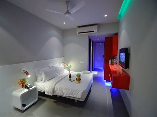 sinq party hotel