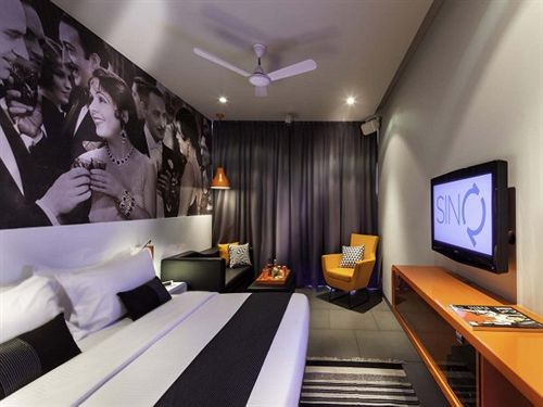 sinq party hotel
