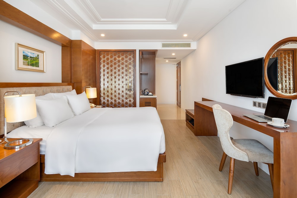 paris deli danang beach hotel