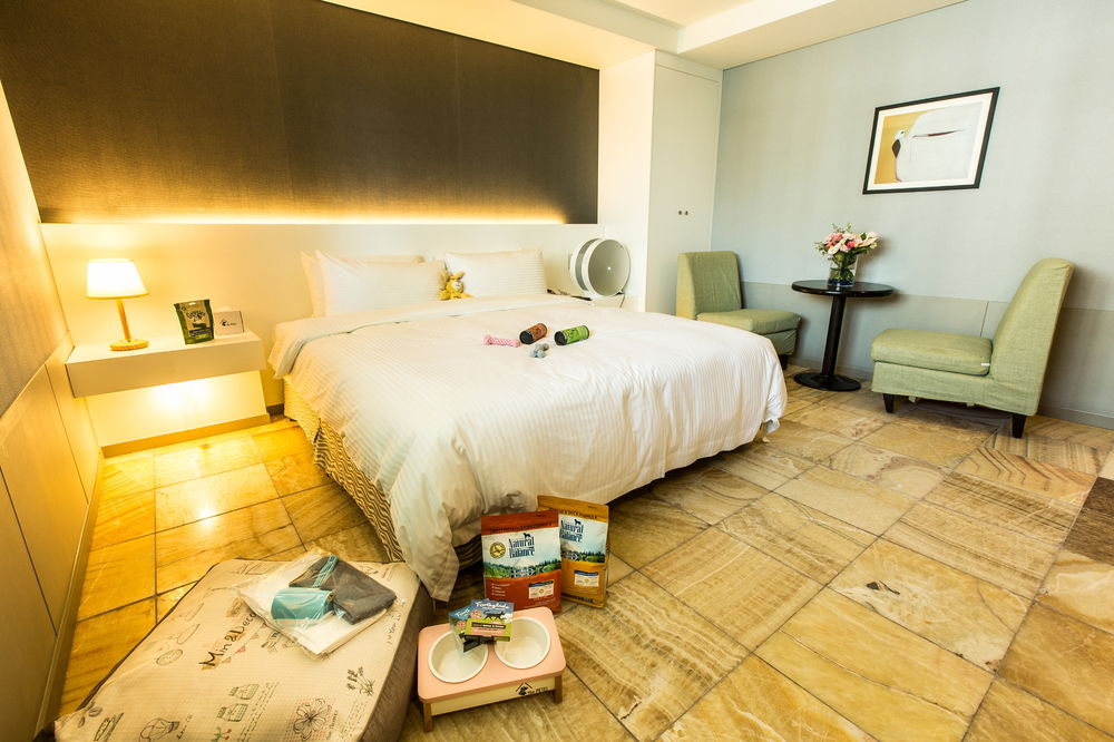 sleep with your own pet only the petel