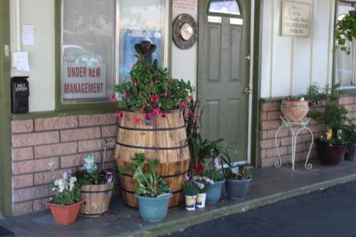 El Rancho Motel,Laws>>Bishop,2.5 star