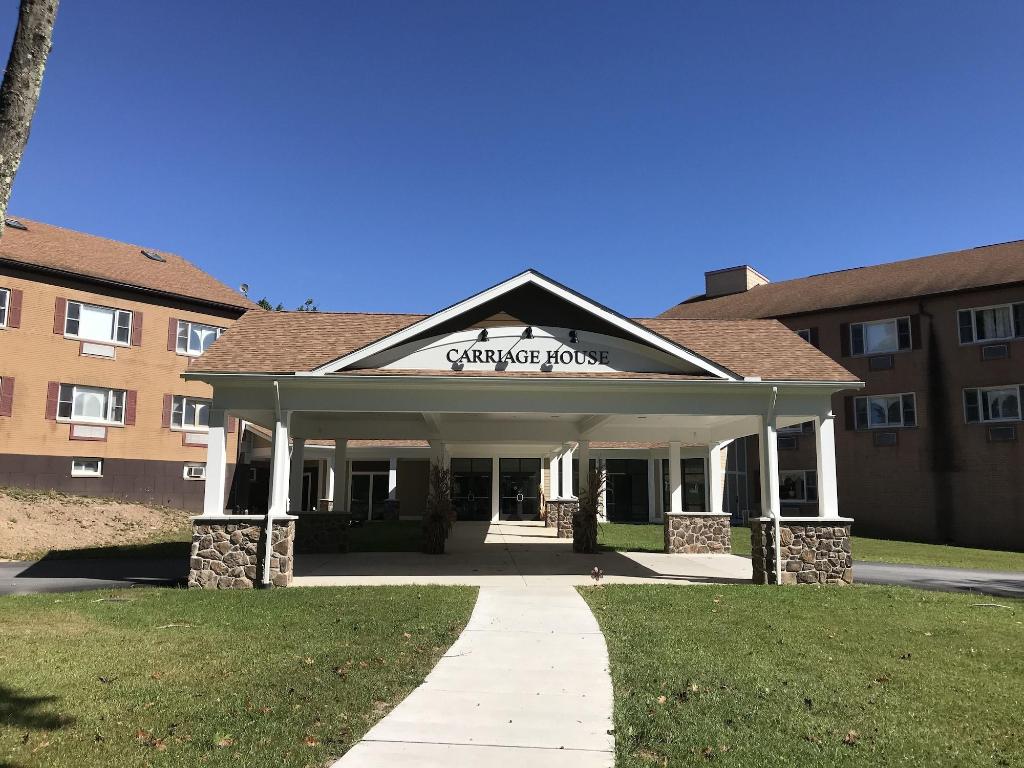 carriage house country club