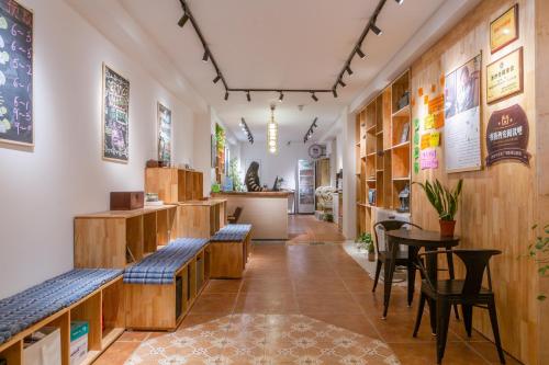 xian travelling with hostel zhu que men