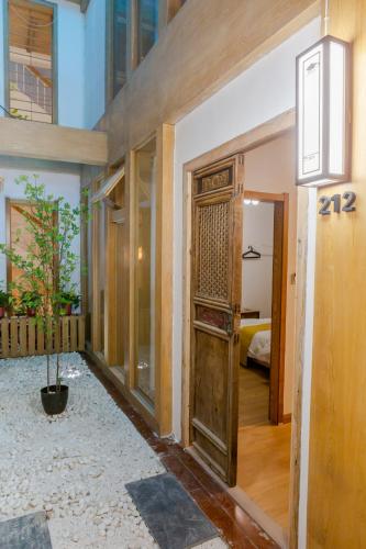 xian travelling with hostel zhu que men