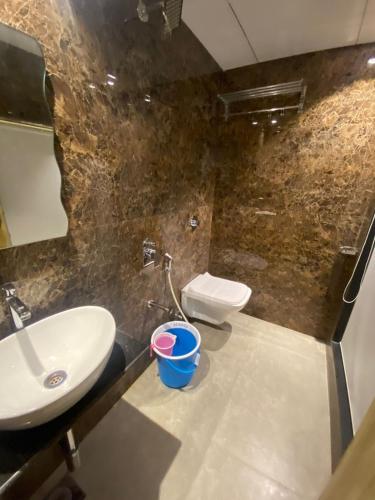 hotel bkc crown near trade centre visa consulate