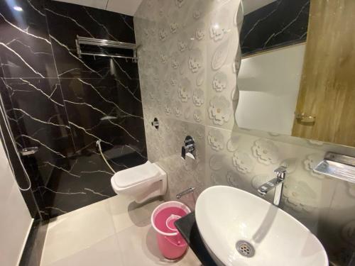 hotel bkc crown near trade centre visa consulate