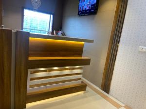 hotel bkc crown near trade centre visa consulate