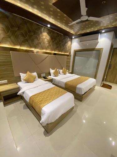 hotel bkc crown near trade centre visa consulate