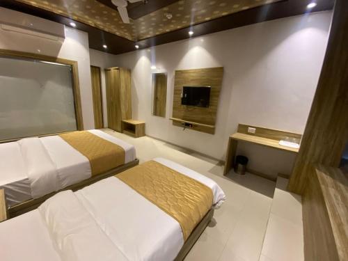 hotel bkc crown near trade centre visa consulate
