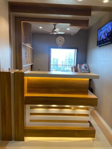 hotel bkc crown near trade centre visa consulate