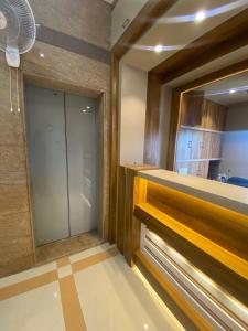 hotel bkc crown near trade centre visa consulate