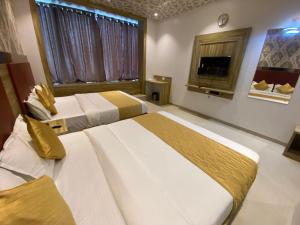 hotel bkc crown near trade centre visa consulate