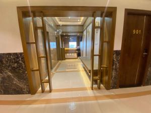 hotel bkc crown near trade centre visa consulate