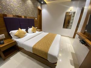 hotel bkc crown near trade centre visa consulate
