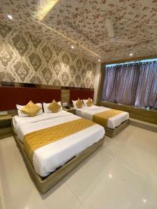 hotel bkc crown near trade centre visa consulate