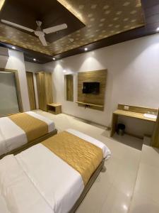 hotel bkc crown near trade centre visa consulate
