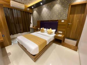 hotel bkc crown near trade centre visa consulate
