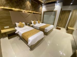 hotel bkc crown near trade centre visa consulate