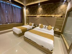 hotel bkc crown near trade centre visa consulate
