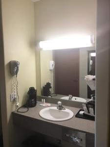 Super 8 By Wyndham Barrie South,Barrie - Orillia>>Barrie,2 star