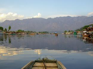 house boat royal lodge