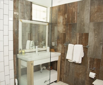 boutique vllla on the rocks