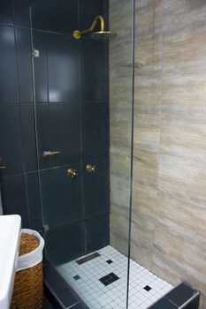 boutique vllla on the rocks