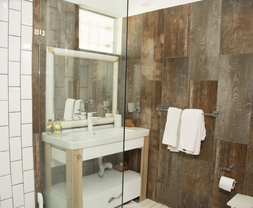 boutique vllla on the rocks