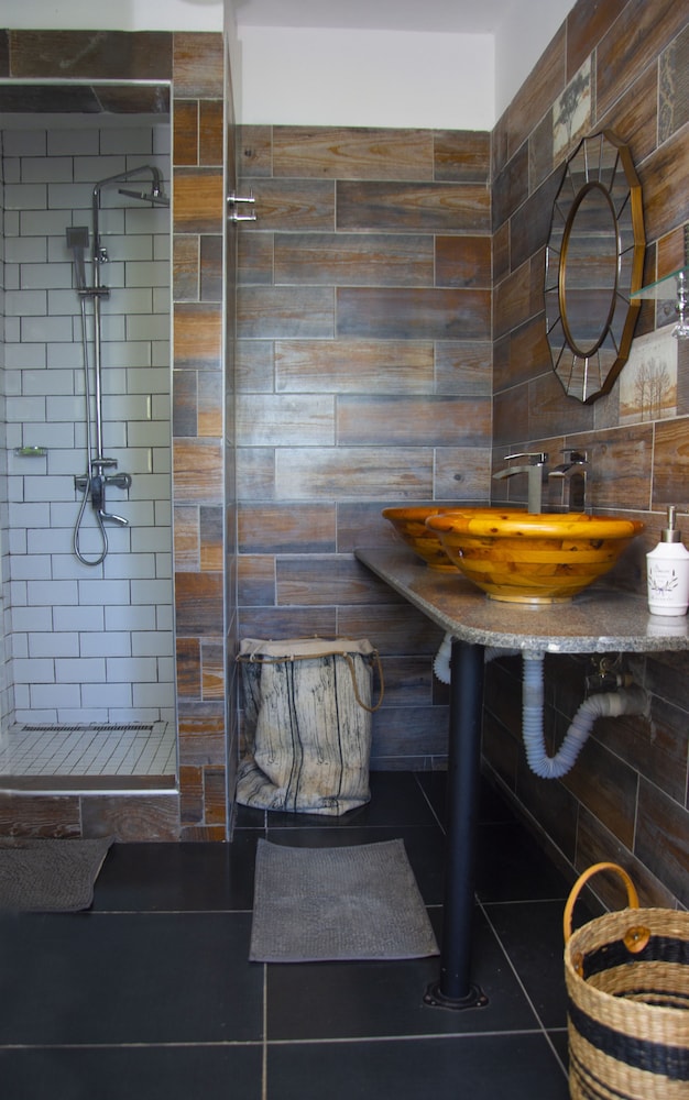 boutique vllla on the rocks