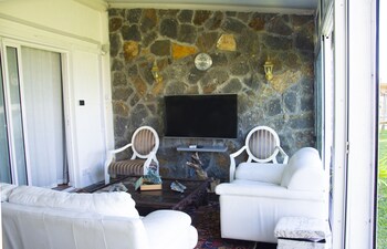 boutique vllla on the rocks