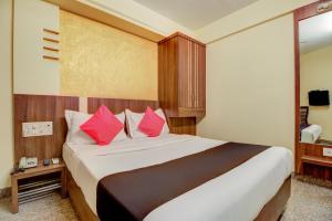 Oyo 8850 J K Regency,Pno30 Old Nagardas Rd, Gondavali Service,3 star