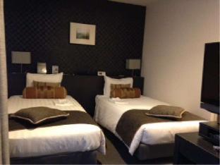 hamilton hotel black