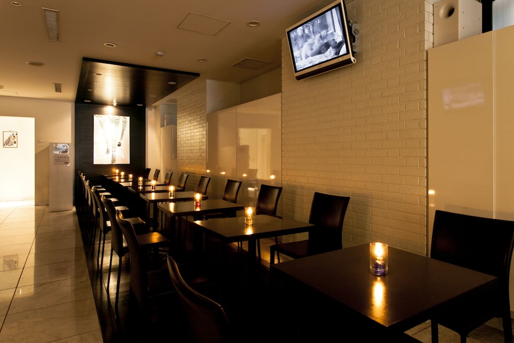 hamilton hotel black
