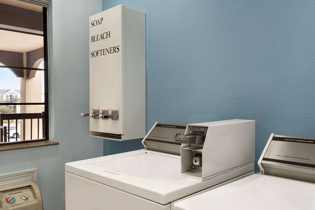 days inn and suites by wyndham houston hobby airport